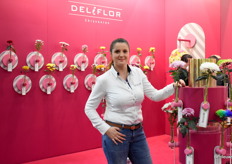 Bij Deliflor hadden ze goed hun best gedaan om de verschillende soorten, per land van herkomst, te laten zien. Leyla Begovic hier bij de zuil met Nederlandse soorten. Op de wand achter haar zijn de noviteiten van dit jaar te zien.